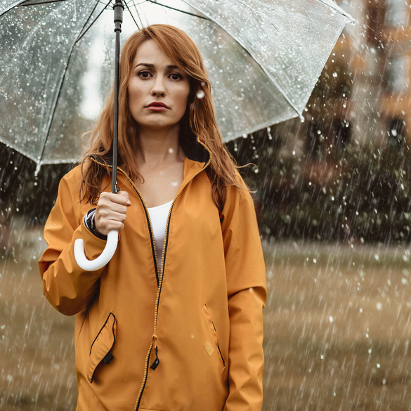 image d'une femme sous la pluie illustrant l'insatisfaction permanente comme forme d'autosabotage